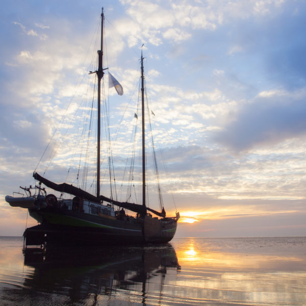 Droogvallen op zandbank Wad @Gouden Vloot Zeilreizen